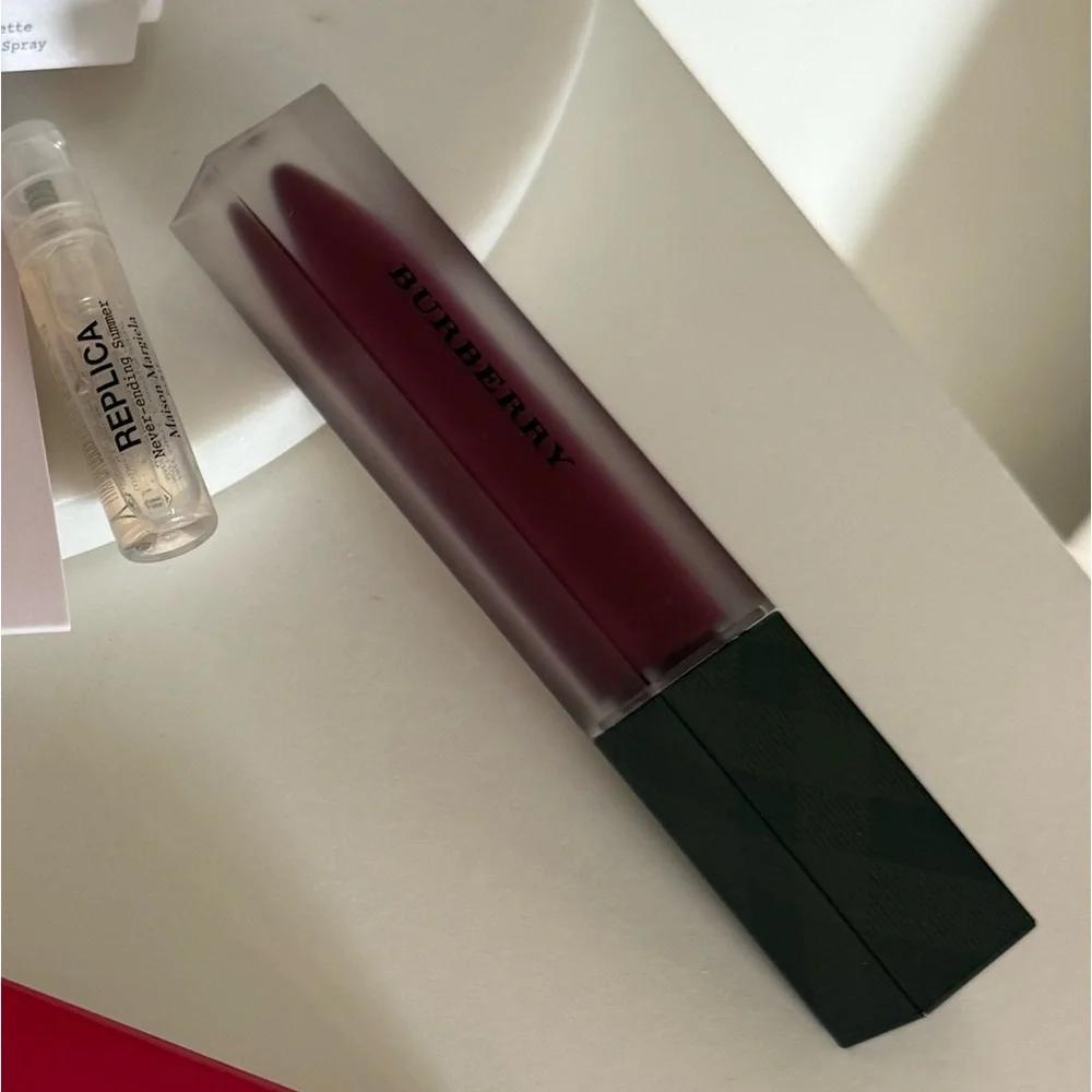 NWT Burberry Liquid Lip Velvet Bold Matte Whipped Cream Oxblood No.53 full size